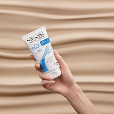 Sie sehen eine Packung PHYSIOGEL® Daily Moisture Therapy Creme für normale bis trockene Haut, Produktbild: 08 PHYSIOGEL® Daily Moisture Therapy Creme für normale bis trockene Haut, A-Nr.: 2597870 - 08
