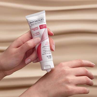 Sie sehen eine Packung PHYSIOGEL® Calming Relief A.I. Creme für irritierte Haut, Produktbild: 08 PHYSIOGEL® Calming Relief A.I. Creme für irritierte Haut, A-Nr.: 2981462 - 08