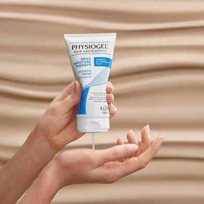 Sie sehen eine Packung PHYSIOGEL® Daily Moisture Therapy Intensiv Creme für normale bis trockene, raue Haut, Produktbild: 08 PHYSIOGEL® Daily Moisture Therapy Intensiv Creme für normale bis trockene, raue Haut, A-Nr.: 5388492 - 08