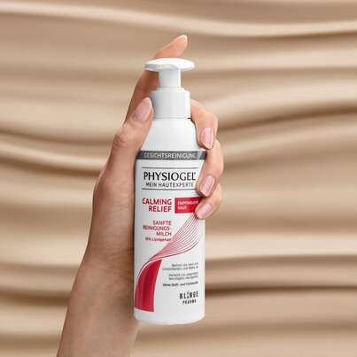 Sie sehen eine Packung PHYSIOGEL Calming Relief Sanfte Reinigungsmilch für empfindliche, gereizte Haut, Produktbild: 07 PHYSIOGEL Calming Relief Sanfte Reinigungsmilch für empfindliche, gereizte Haut, A-Nr.: 5388434 - 07