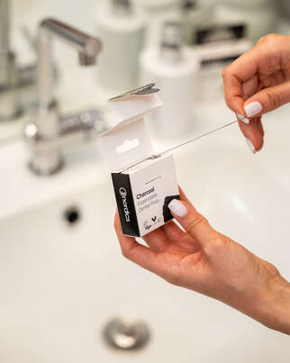 Sie sehen eine Packung Öko Zahnseide Kohle variable Breite Minze 30m Nordics, Produktbild: 02 Öko Zahnseide Kohle variable Breite Minze 30m Nordics, A-Nr.: 5930376 - 02