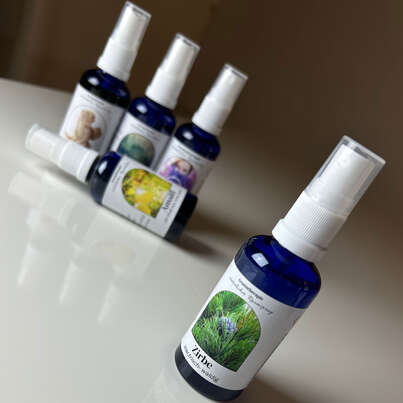 Sie sehen eine Packung Zirbenöl Raumspray 50 ml, Produktbild: 02 Zirbenöl Raumspray 50 ml, A-Nr.: 4552618 - 02