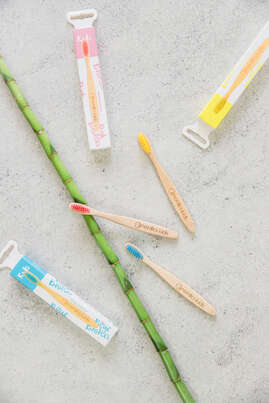 Sie sehen eine Packung Nordics Öko Zahnbürste Kids Bambus mit pinken Borsten, Produktbild: 04 Nordics Öko Zahnbürste Kids Bambus mit pinken Borsten, A-Nr.: 5332037 - 04