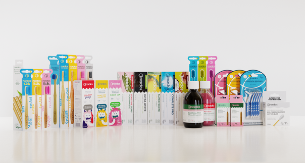 Sie sehen eine Packung Nordics Öko Zahnbürste Kids Bambus mit blauen Borsten, Produktbild: 03 Nordics Öko Zahnbürste Kids Bambus mit blauen Borsten, A-Nr.: 5332020 - 03