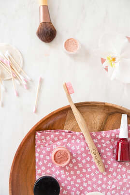 Sie sehen eine Packung Nordics Bio Kosmetikstächen Bambus Pink, Produktbild: 04 Nordics Bio Kosmetikstächen Bambus Pink, A-Nr.: 5332184 - 04