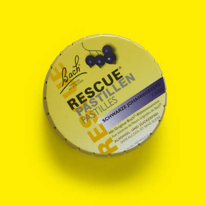 Sie sehen eine Packung RESCUE® Pastillen Schwarze Johannisbeere, Produktbild: 02 RESCUE® Pastillen Schwarze Johannisbeere, A-Nr.: 5323185 - 02