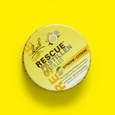 Sie sehen eine Packung RESCUE® Pastillen Zitrone, Produktbild: 02 RESCUE® Pastillen Zitrone, A-Nr.: 5323216 - 02