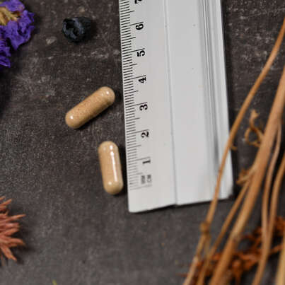 Sie sehen eine Packung Supplementa Maca Extrakt 300 mg Kapseln, Produktbild: 04 Supplementa Maca Extrakt 300 mg Kapseln, A-Nr.: 5574102 - 04