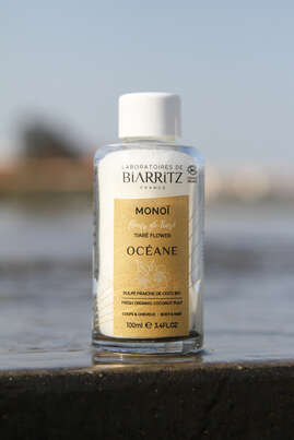 Sie sehen eine Packung Oceane Monoi Pflegeöl Tiare Blumen Bio LDB, Produktbild: 02 Oceane Monoi Pflegeöl Tiare Blumen Bio LDB, A-Nr.: 4832559 - 02