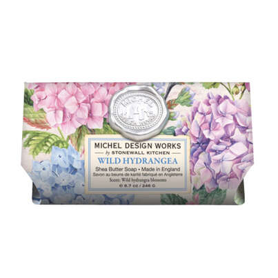 Sie sehen eine Packung Michel Design Works Badeseife Wild Hydrangea, Produktbild: 01 Michel Design Works Badeseife Wild Hydrangea, A-Nr.: 5863734 - 01